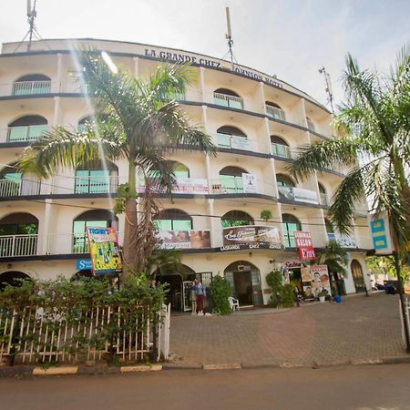 La Grand Chez Johnson Hotel Muyenga カンパラ エクステリア 写真