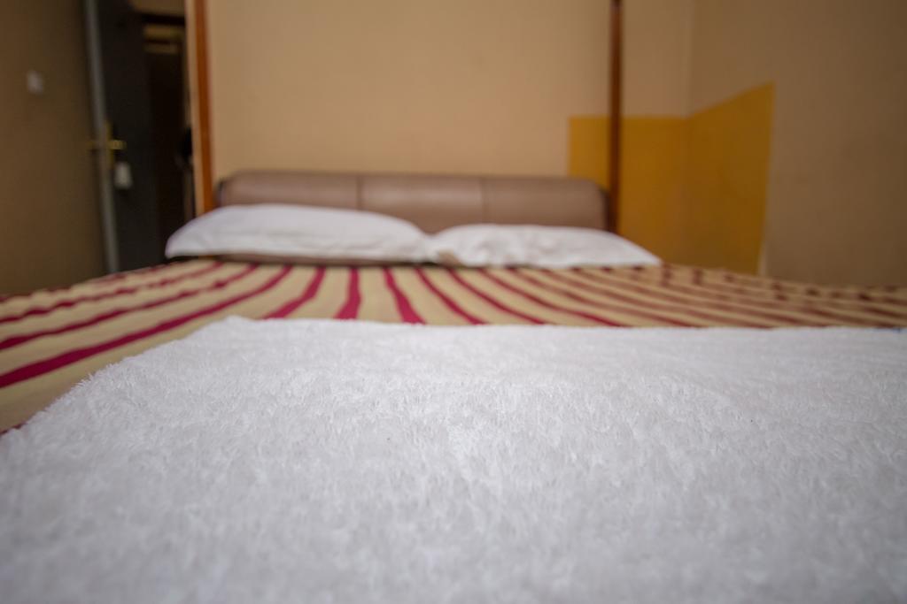 La Grand Chez Johnson Hotel Muyenga カンパラ エクステリア 写真