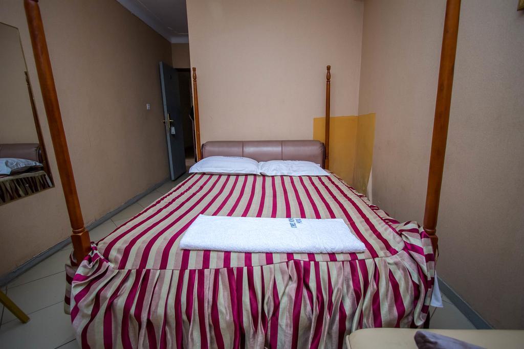 La Grand Chez Johnson Hotel Muyenga カンパラ エクステリア 写真