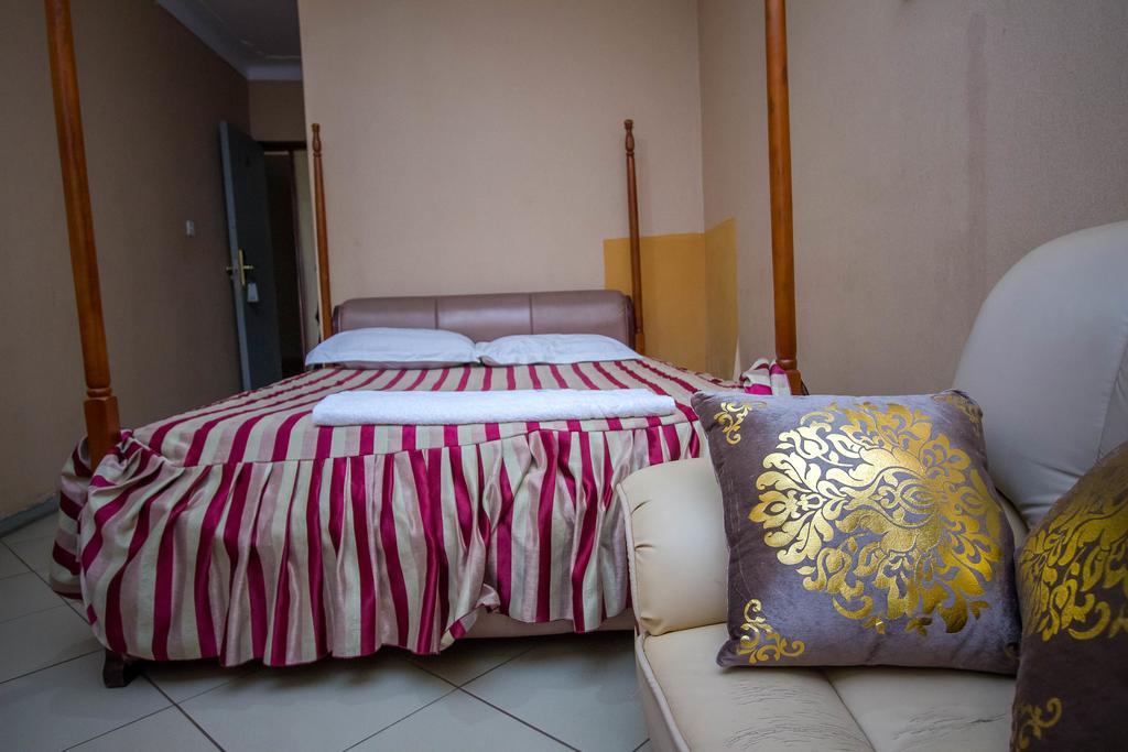 La Grand Chez Johnson Hotel Muyenga カンパラ エクステリア 写真