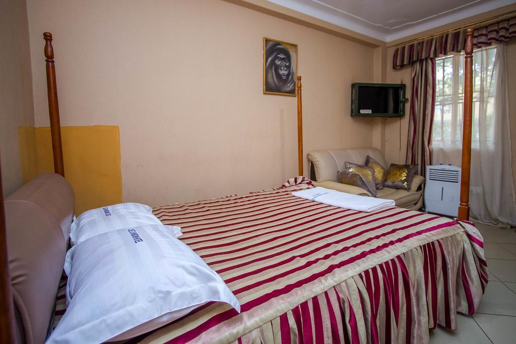 La Grand Chez Johnson Hotel Muyenga カンパラ エクステリア 写真