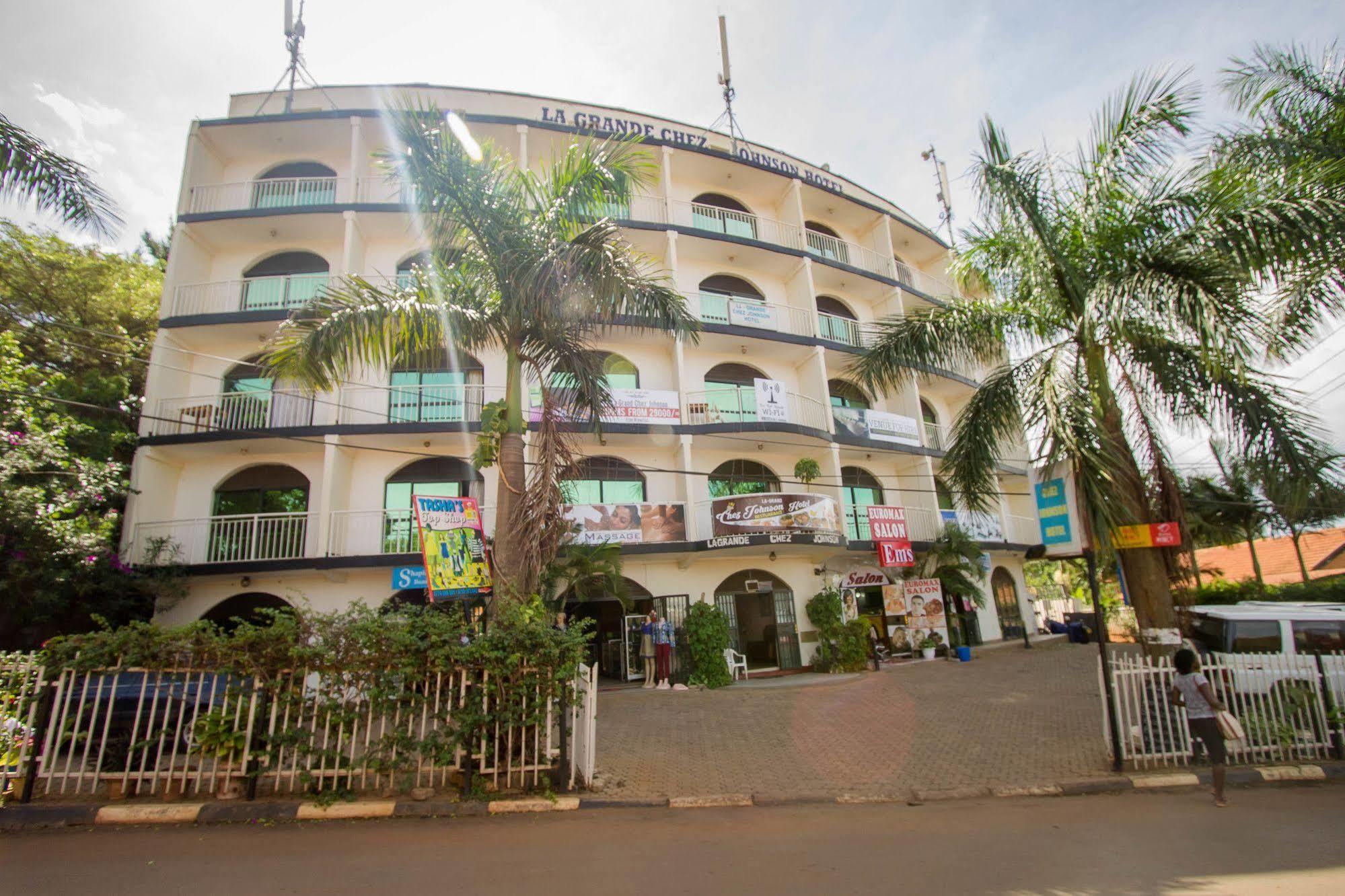 La Grand Chez Johnson Hotel Muyenga カンパラ エクステリア 写真