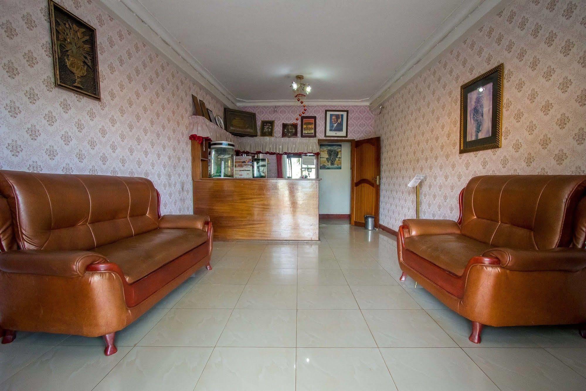 La Grand Chez Johnson Hotel Muyenga カンパラ エクステリア 写真