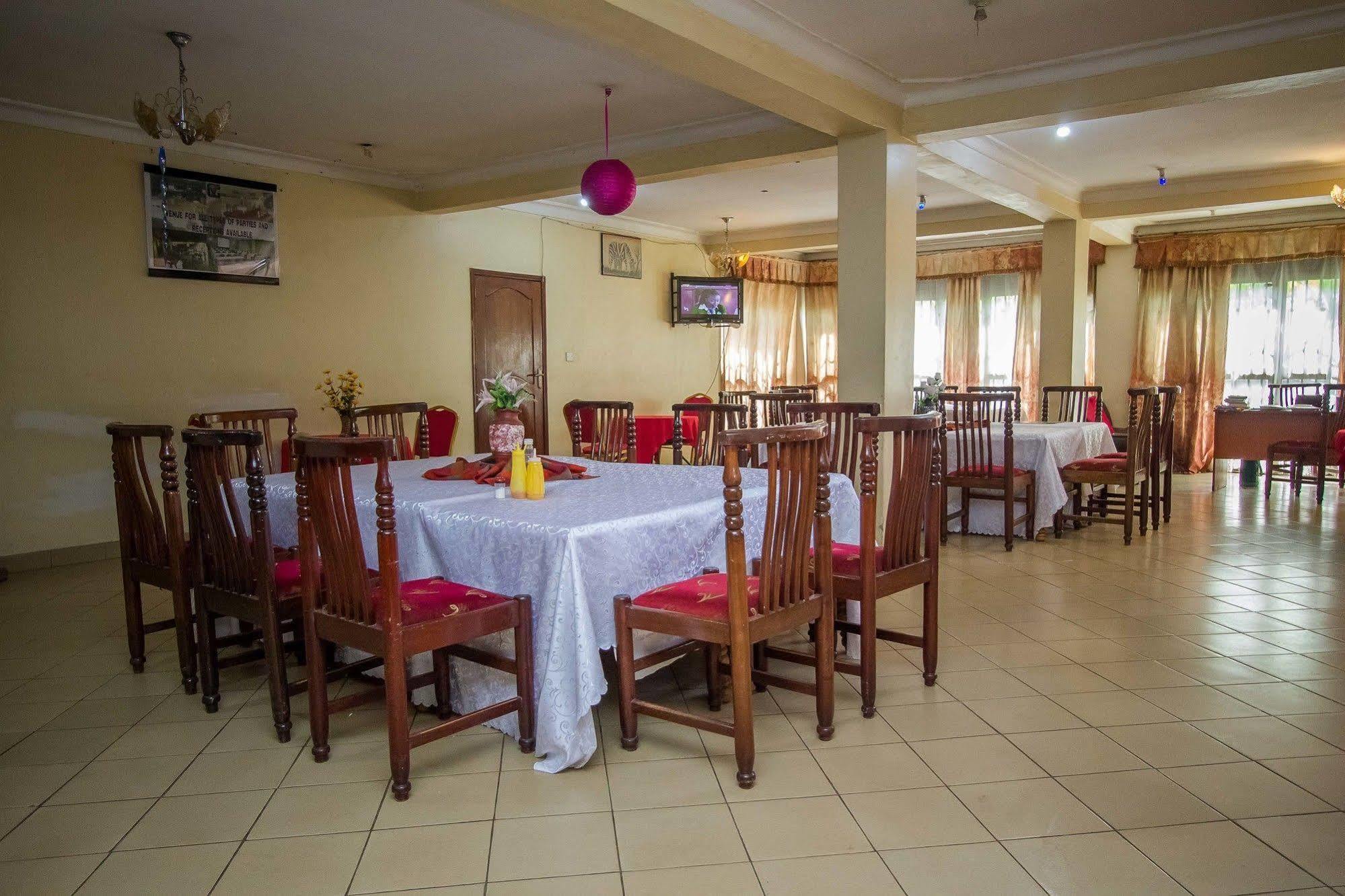 La Grand Chez Johnson Hotel Muyenga カンパラ エクステリア 写真