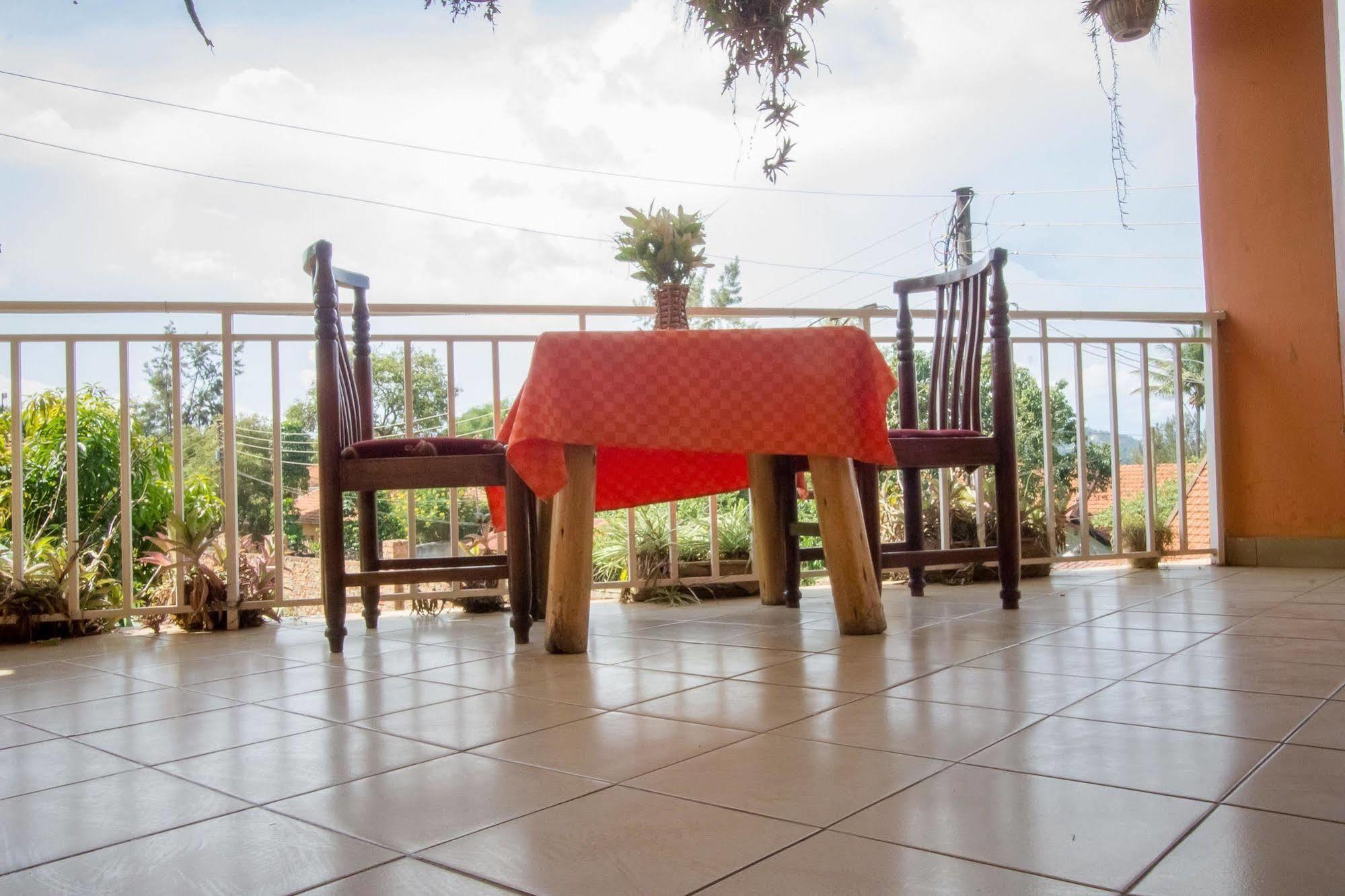 La Grand Chez Johnson Hotel Muyenga カンパラ エクステリア 写真