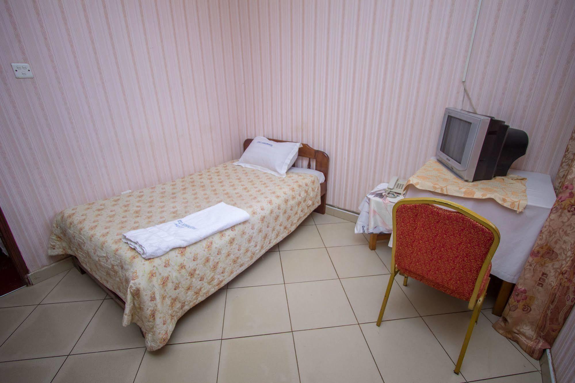 La Grand Chez Johnson Hotel Muyenga カンパラ エクステリア 写真