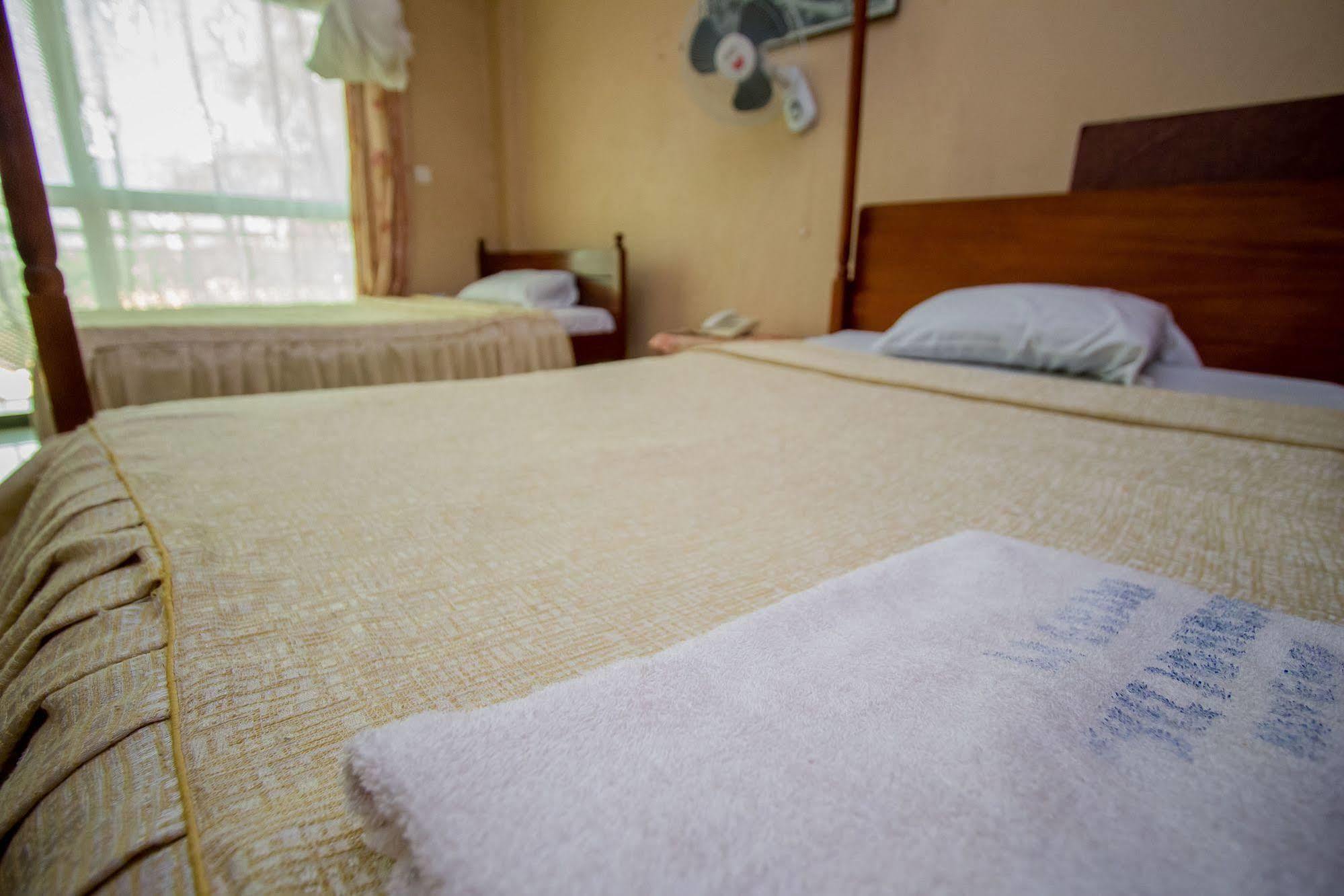 La Grand Chez Johnson Hotel Muyenga カンパラ エクステリア 写真