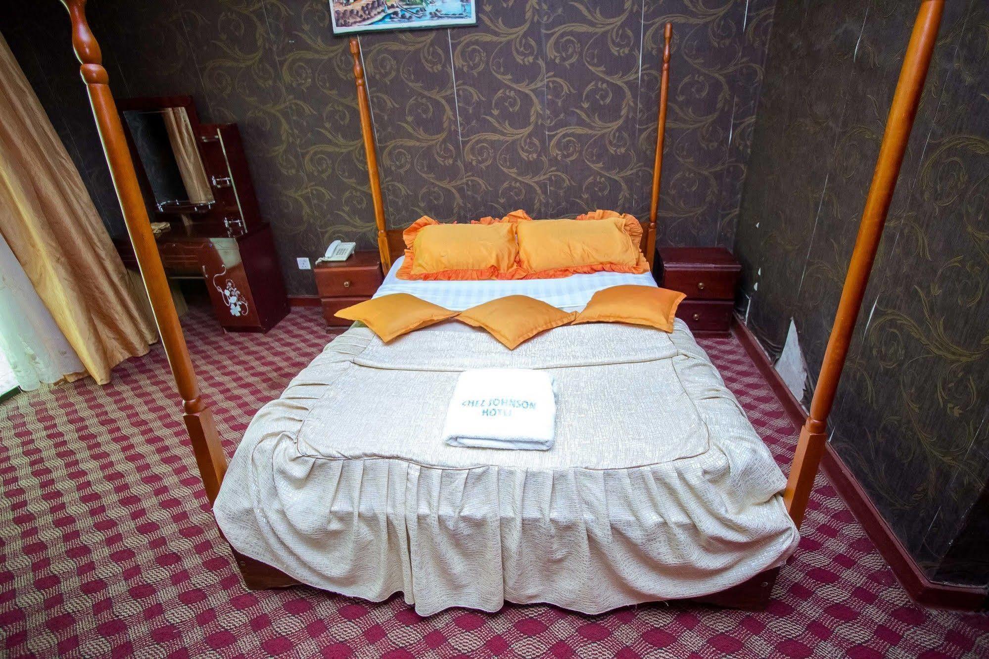 La Grand Chez Johnson Hotel Muyenga カンパラ エクステリア 写真