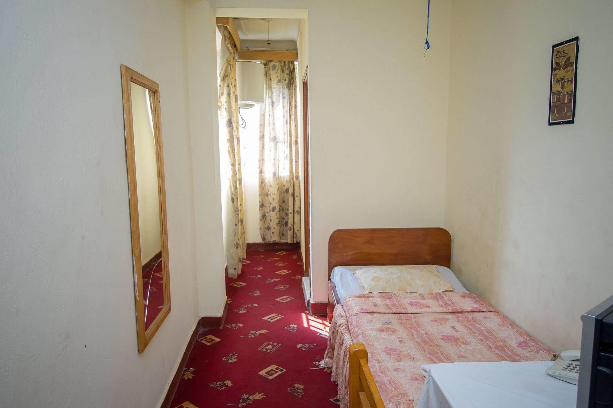 La Grand Chez Johnson Hotel Muyenga カンパラ エクステリア 写真