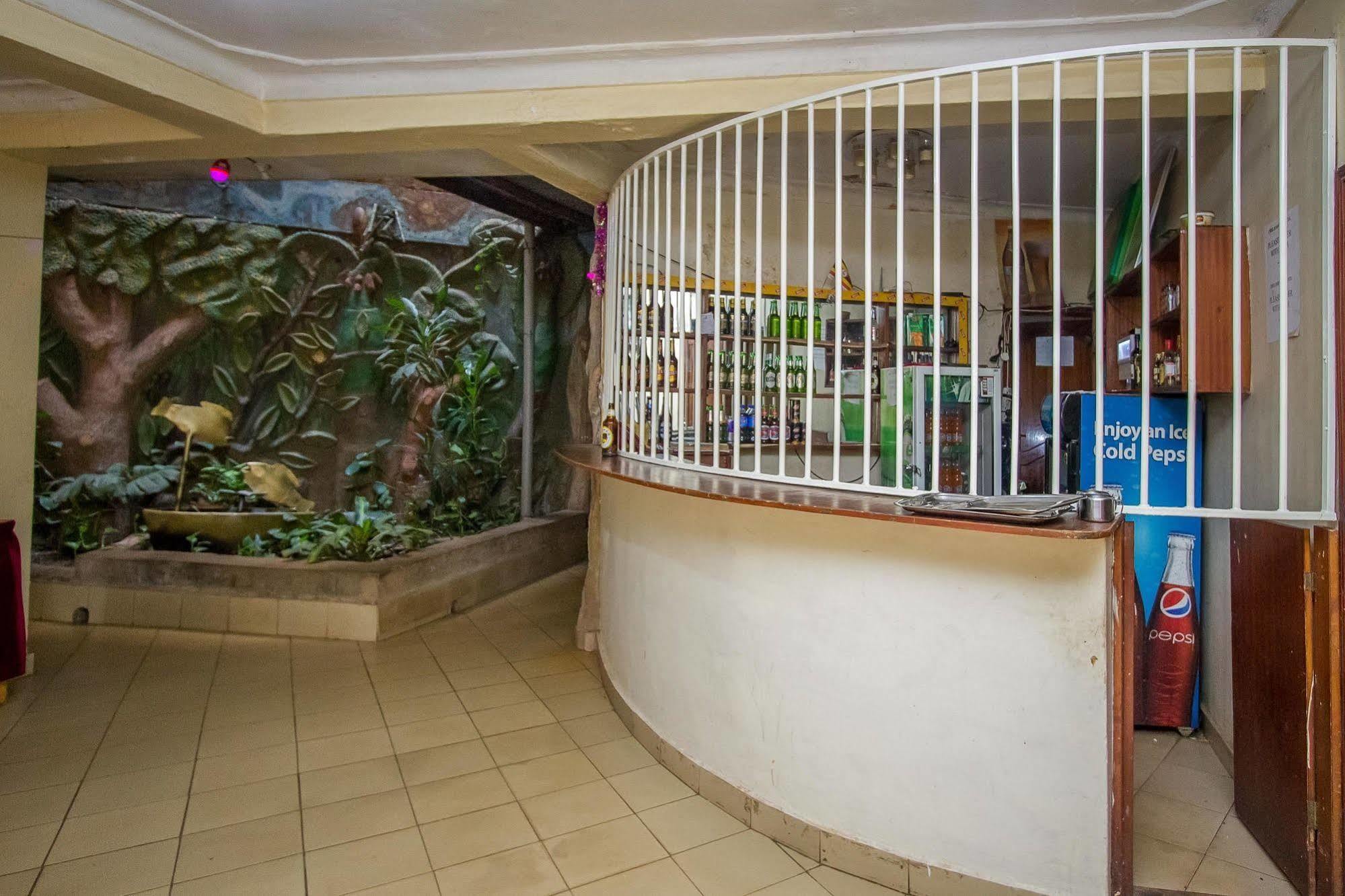 La Grand Chez Johnson Hotel Muyenga カンパラ エクステリア 写真
