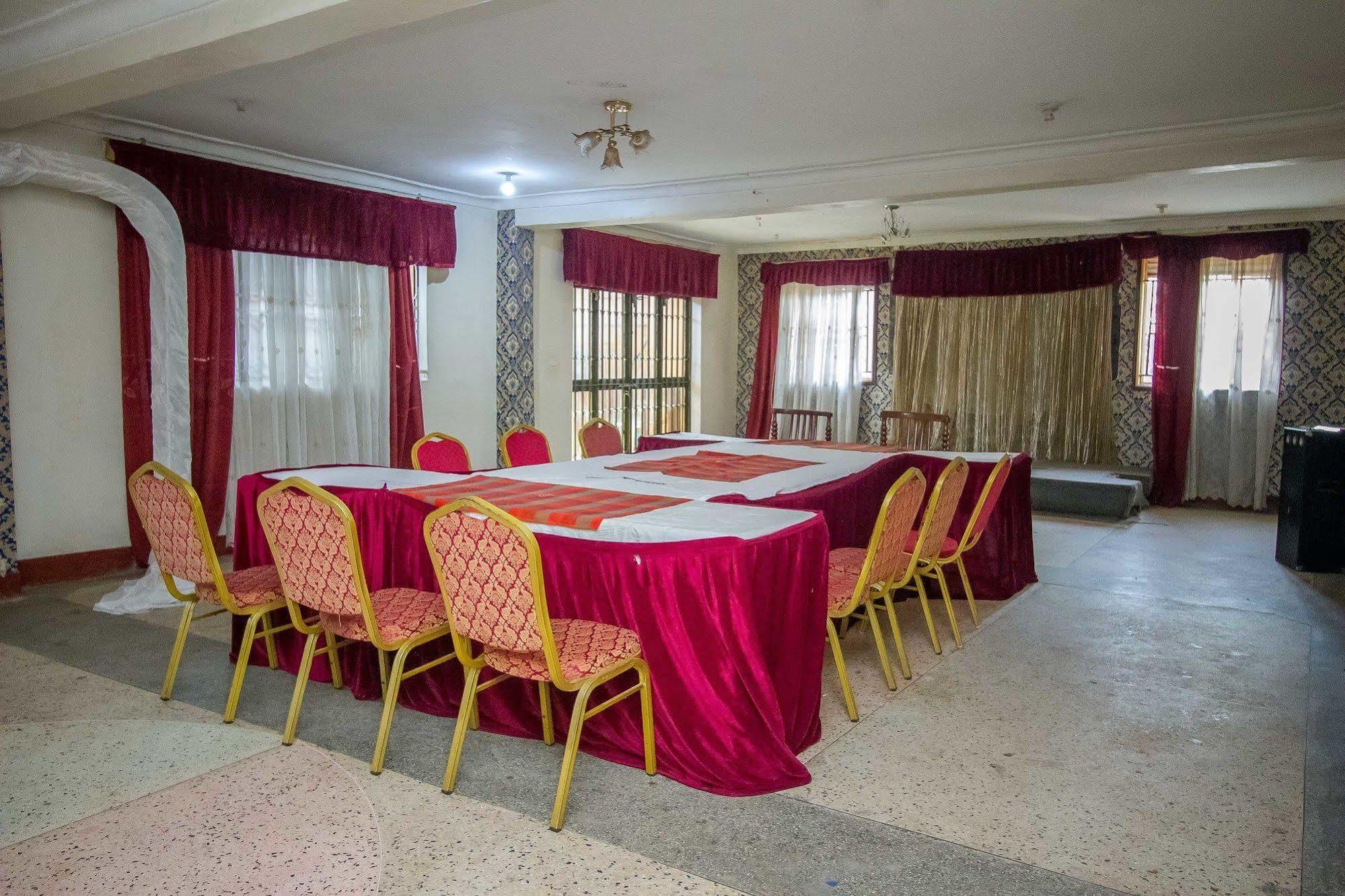 La Grand Chez Johnson Hotel Muyenga カンパラ エクステリア 写真